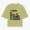 Camiseta com estampa frontal de dinossauro em terno segurando uma pasta, com meteoro em queda e a frase "TEMPO DO MACHO NA TERRA TA ACABANDO".
