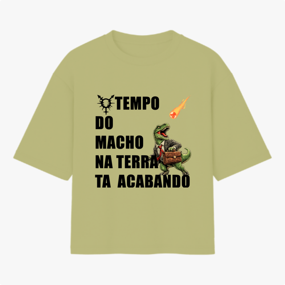 Camiseta com estampa frontal de dinossauro em terno segurando uma pasta, com meteoro em queda e a frase "TEMPO DO MACHO NA TERRA TA ACABANDO".