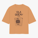 Camiseta com estampa frontal de uma carta de baralho estilizada ao lado de texto "Ela Quem?" e estampa traseira de símbolo gráfico minimalista.