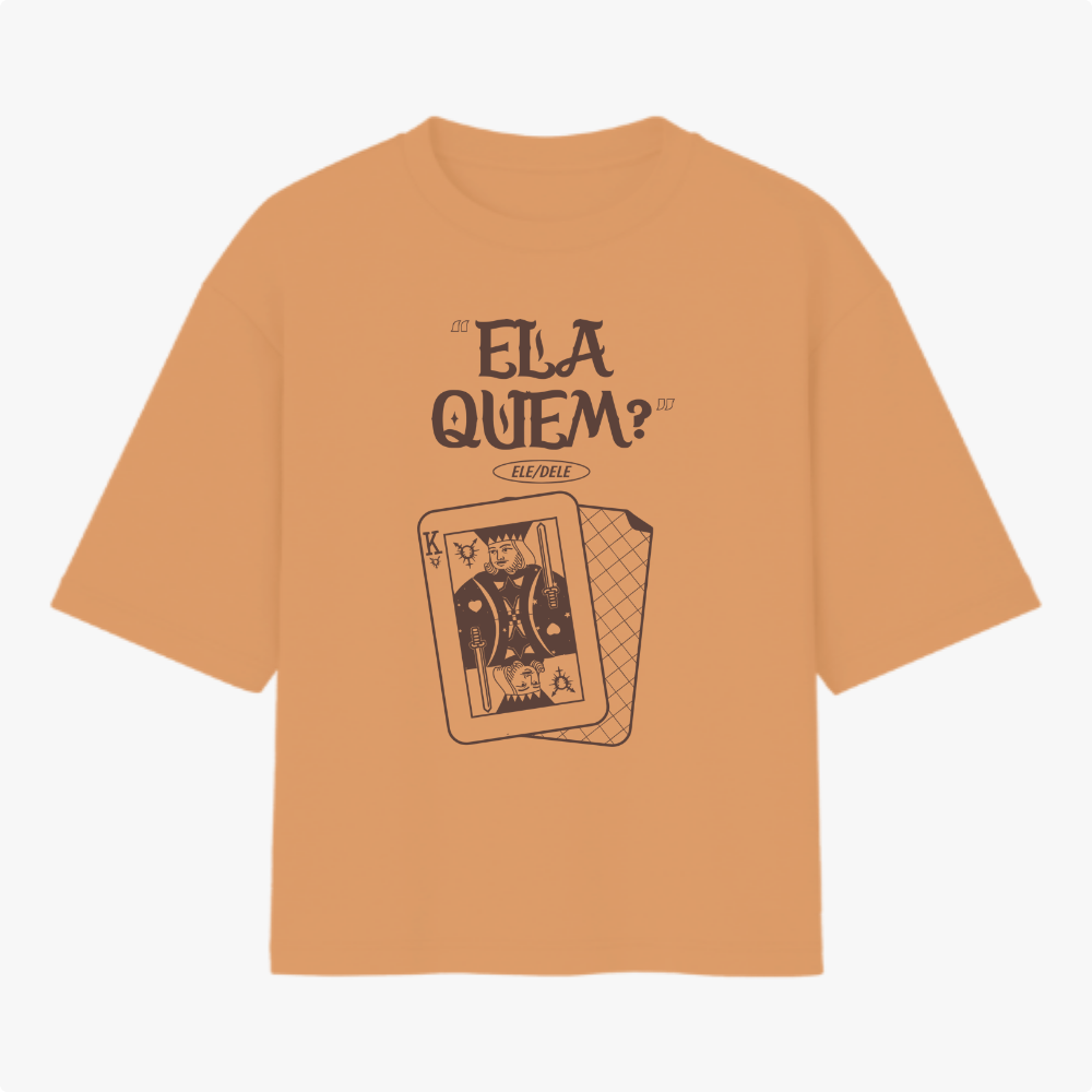 Camiseta com estampa frontal de uma carta de baralho estilizada ao lado de texto "Ela Quem?" e estampa traseira de símbolo gráfico minimalista.