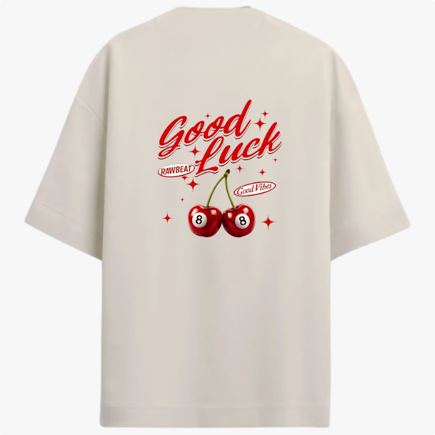 Camiseta com estampa traseira de cerejas tipo bola 8, cercadas por estrelas, acompanhadas das frases "Good Luck", "Good Vibes" e "Rawbeat".