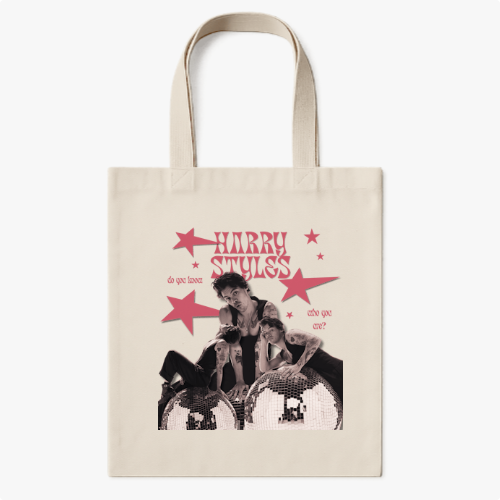 Ecobag com estampa frontal de fotografia estilizada de artista entre globos espelhados e texto com estrelas geométricas ao redor.