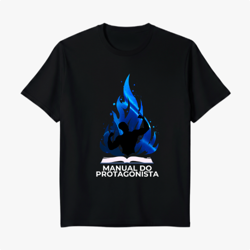 Camiseta com estampa frontal de uma figura sombria em posição de luta emergindo de um livro aberto, rodeado por chamas estilizadas.