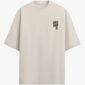 Camiseta com estampa frontal de texto "JUST SHIP IT." em letras maiúsculas e estampa traseira de mesma frase com detalhes em fundo irregular.