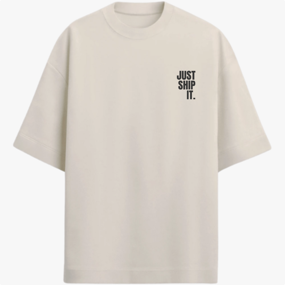 Camiseta com estampa frontal de texto "JUST SHIP IT." em letras maiúsculas e estampa traseira de mesma frase com detalhes em fundo irregular.