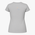 Camiseta com estampa frontal de imagem de Nossa Senhora em moldura colorida com flores e frase "Nossa Senhora, rogai por nós" e estampa traseira de logotipo com cruz e texto.
