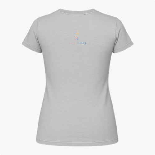 Camiseta com estampa frontal de imagem de Nossa Senhora em moldura colorida com flores e frase "Nossa Senhora, rogai por nós" e estampa traseira de logotipo com cruz e texto.