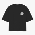 Camiseta com estampa frontal de texto em um formato oval e estampa traseira de duas mãos, uma segurando uma rosa e outra um punhal, com textos envoltos de arabescos.