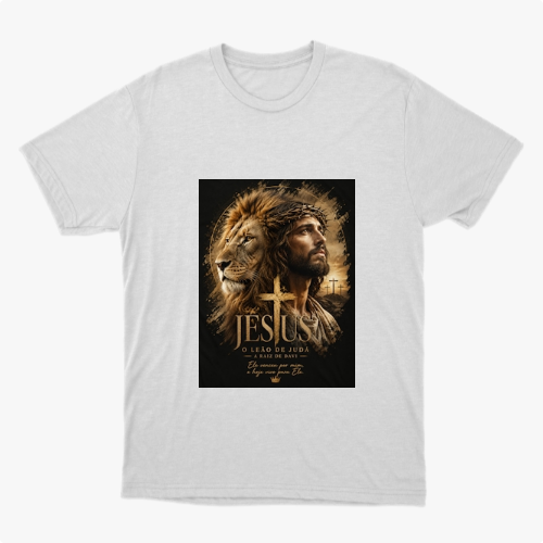 Camiseta com estampa frontal de um leão junto ao rosto de um homem em grafismo detalhado, acompanhada por cruzes e escrita artística.