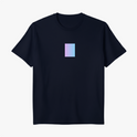 Camiseta com estampa frontal de retângulo gradiente e estampa traseira de lâmpada rodeada por explosão de cores vibrantes em fundo gradiente.