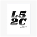 Quadro com estampa frontal de números "452C" em estilo pixelizado, acompanhados por texto pequeno em inglês e caracteres japoneses logo abaixo.