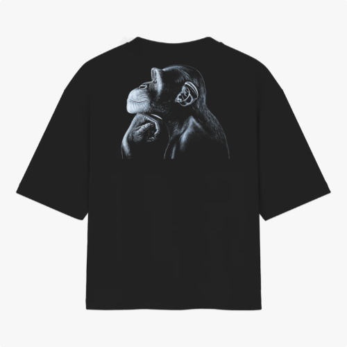 Camiseta com estampa traseira de um chimpanzé em perfil, com expressão pensativa, retratado em detalhes realistas que destacam seu contorno e texturas.