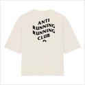 Camiseta com estampa frontal de "ANTI RUNNING RUNNING CLUB" pequena no peito e estampa traseira com a mesma frase em maior tamanho, disposta em bloco.