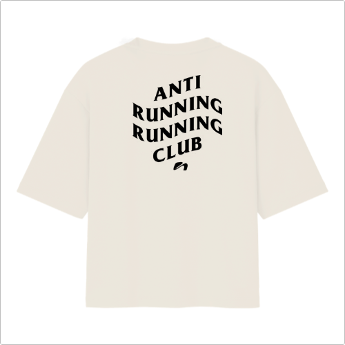 Camiseta com estampa frontal de "ANTI RUNNING RUNNING CLUB" pequena no peito e estampa traseira com a mesma frase em maior tamanho, disposta em bloco.