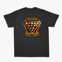 Camiseta com estampa frontal de um triângulo com bolas de bilhar e estampa traseira de triângulo com bolas de bilhar, frase motivacional e "RAWBEAT".