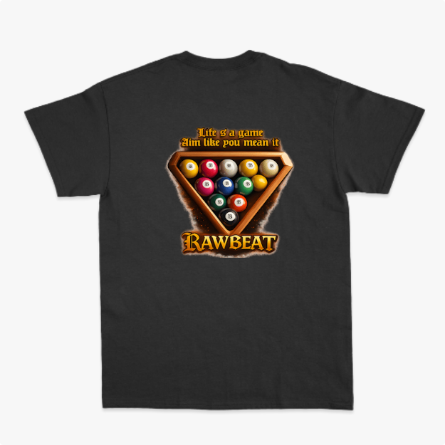 Camiseta com estampa frontal de um triângulo com bolas de bilhar e estampa traseira de triângulo com bolas de bilhar, frase motivacional e "RAWBEAT".