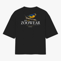 Camiseta com estampa frontal de uma ave colorida em galho, cercada por texto em arco, e estampa traseira de ave maior com texto destacado abaixo.