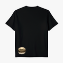 Camiseta com estampa frontal de coroa de espinhos acima da frase "Meu Pai Minha É a Vingança" e estampa traseira menor com coroa de espinhos.