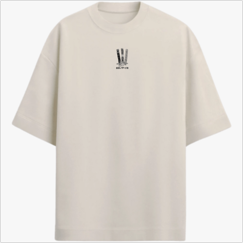 Camiseta com estampa frontal de três espadas e número "02/07/19" e estampa traseira de guerreiro com três katanas, entre fumaças e detalhes aquarelados.