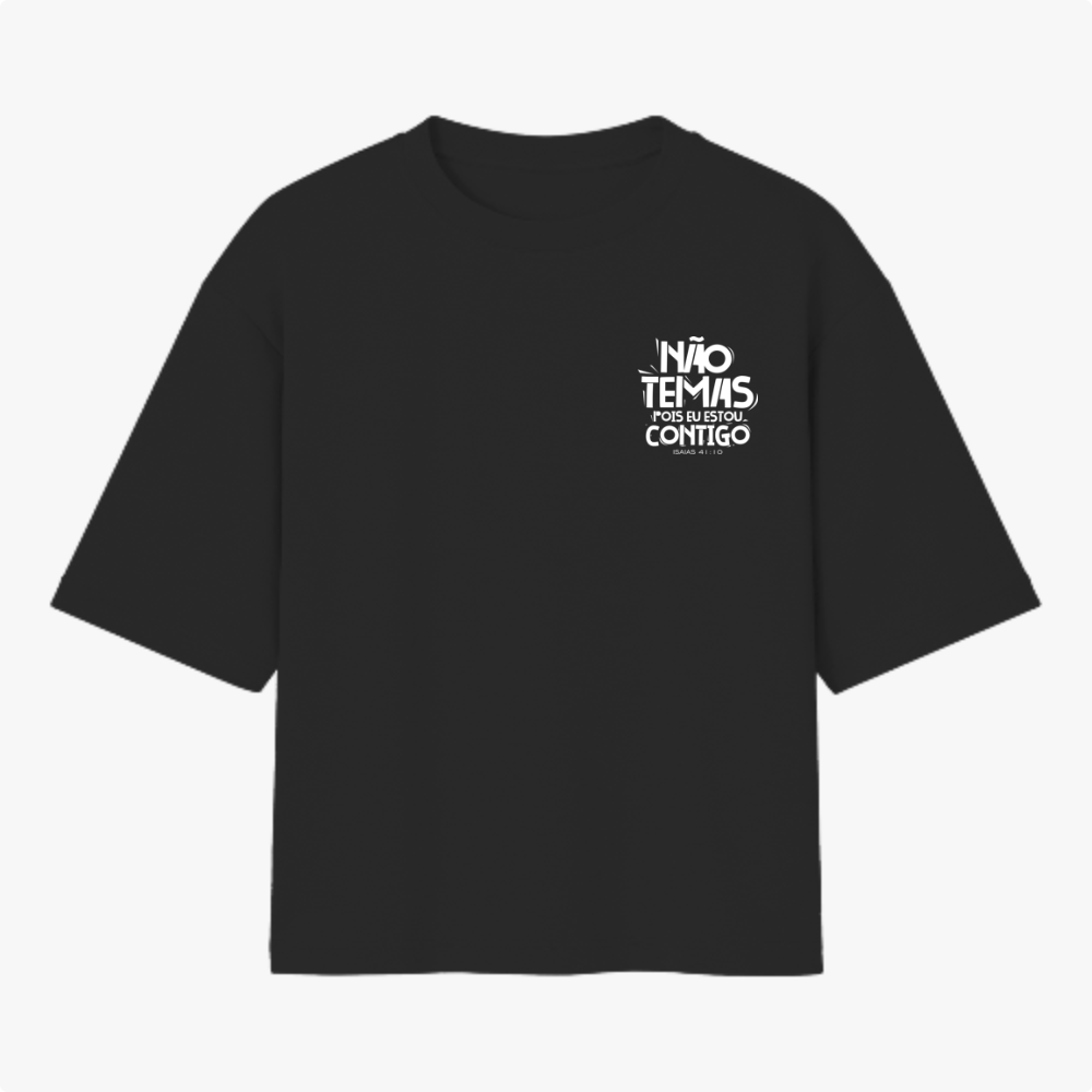 Camiseta com estampa frontal de texto estilizado "NÃO TEMAS, POIS EU ESTOU CONTIGO" e estampa traseira de mesma frase em destaque no centro.