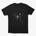 Camiseta com estampa frontal de uma figura abstrata amarrada em cordas, destacando um olhar atento e detalhes intricados sugerindo movimento.