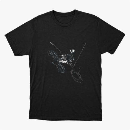 Camiseta com estampa frontal de uma figura abstrata amarrada em cordas, destacando um olhar atento e detalhes intricados sugerindo movimento.