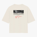 Camiseta com estampa traseira de fotografia em preto e branco de uma agulha de toca-discos sobre um vinil, com texto explicativo e assinatura em vermelho.