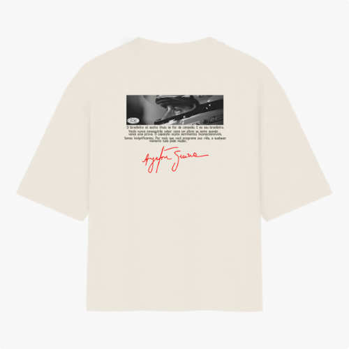 Camiseta com estampa traseira de fotografia em preto e branco de uma agulha de toca-discos sobre um vinil, com texto explicativo e assinatura em vermelho.