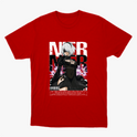 Camiseta com estampa frontal de personagem com cabelo prateado, vestindo traje estilizado, entre flores roxas, acompanhada de letras grandes e código de barras.