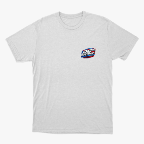 Camiseta com estampa frontal de "RS Challenge" estilizado e estampa traseira de "RS Challenge" maior com três carros em perspectiva detalhada.