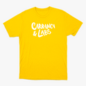 Camiseta com estampa frontal de letras estilizadas "Carranca & Labs" e estampa traseira de um desenho gráfico de figura caricata com expressão marcante.