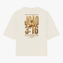 Camiseta com estampa frontal de "João 3:16" em destaque, incluindo texto complementar em estilo tipográfico impactante.