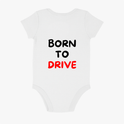 Macacão com estampa traseira de "BORN TO DRIVE" em letras maiúsculas, sendo "BORN" e "TO" em estilo bold e "DRIVE" em destaque.