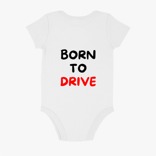 Macacão com estampa traseira de "BORN TO DRIVE" em letras maiúsculas, sendo "BORN" e "TO" em estilo bold e "DRIVE" em destaque.