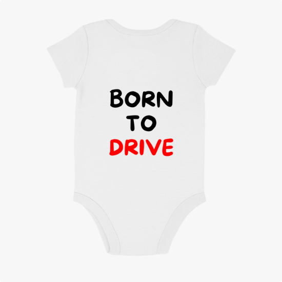 Macacão com estampa traseira de "BORN TO DRIVE" em letras maiúsculas, sendo "BORN" e "TO" em estilo bold e "DRIVE" em destaque.