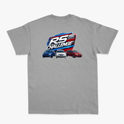 Camiseta com estampa frontal de "RS Challenge" estilizado e estampa traseira de "RS Challenge" maior com três carros em perspectiva detalhada.