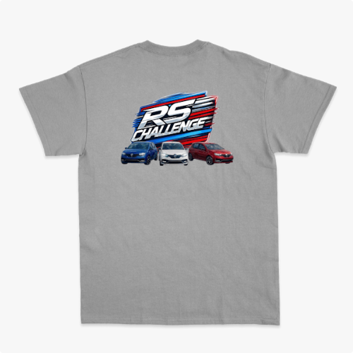 Camiseta com estampa frontal de "RS Challenge" estilizado e estampa traseira de "RS Challenge" maior com três carros em perspectiva detalhada.
