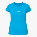 Camiseta com estampa frontal de um discreto logotipo estilizado em fonte moderna.