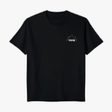 Camiseta com estampa frontal de contorno de chamas acima de texto que diz "RAGE".