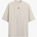 Camiseta com estampa frontal de um pequeno logotipo abstrato e estampa traseira de guerreiro viking com machados, cercado por textos "ETERNAL VALOR" e "ECHOES OF VALHALLA".