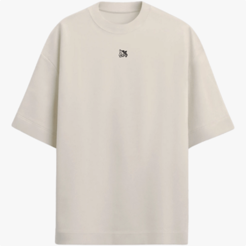Camiseta com estampa frontal de um pequeno logotipo abstrato e estampa traseira de guerreiro viking com machados, cercado por textos "ETERNAL VALOR" e "ECHOES OF VALHALLA".