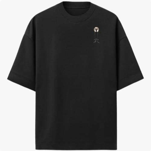 Camiseta com estampa frontal de microfone vintage e estampa traseira de cena intensa com figura de chapéu observando pedestal iluminado por figura imponente.