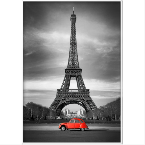 Quadro com estampa de fotografia da Torre Eiffel em preto e branco, destacando um carro vintage em vermelho na parte inferior central da imagem.