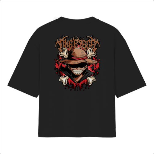 Camiseta com estampa frontal de personagem sorridente usando chapéu e estampa traseira de crânio estilizado cercado por ossos, malhas e texto gótico.
