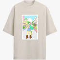 Camiseta com estampa frontal de personagem animada vestindo shorts e botas, carregando vegetais, em um cenário urbano com prédios e árvores.