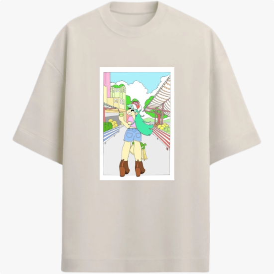 Camiseta com estampa frontal de personagem animada vestindo shorts e botas, carregando vegetais, em um cenário urbano com prédios e árvores.