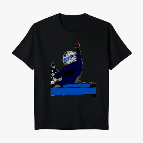 Camiseta com estampa frontal de um piloto comemorando em kart, usando capacete e roupa de corrida, com um braço levantado em gesto de vitória.