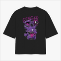 Camiseta com estampa frontal de criatura fantástica com aura mística e estampa traseira de personagem roxo de expressão intensa e texto estilizado.