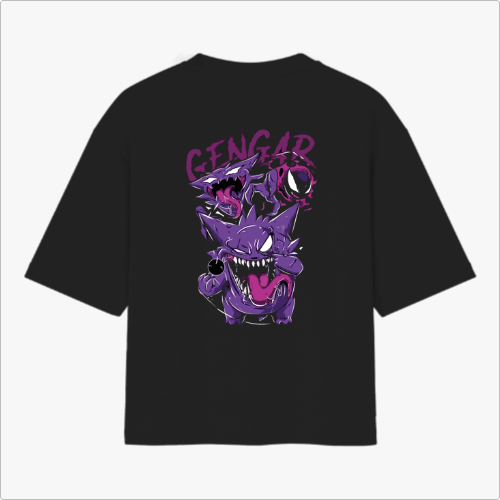 Camiseta com estampa frontal de criatura fantástica com aura mística e estampa traseira de personagem roxo de expressão intensa e texto estilizado.
