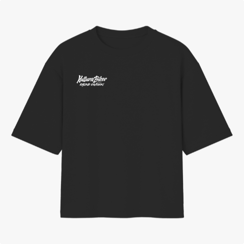 Camiseta com estampa frontal de texto estilizado e estampa traseira de cena urbana com motocicleta em ação, destacando personagens e skyline ao fundo.